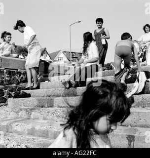 Roma Asyl suchenden Familien an einer Küste Wand, Westcliff, Essex, England. Stockfoto