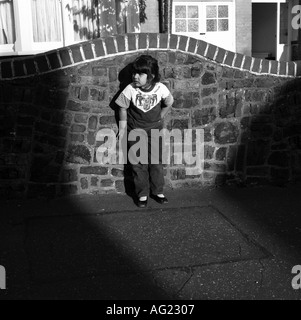 Eine junger Roma-Mädchen aus einer Familie von Asylbewerbern spielt außerhalb ihrer Herberge in Westcliff, Essex, England. 1999. Stockfoto