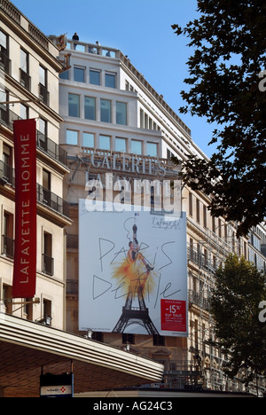 Boulevard Haussmann Kaufhaus Galeries Lafayette Menschen in Dachhöhe fördernde horten Funktionen Eiffelturm Paris Frankreich Stockfoto