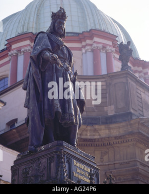 Karl IV., 14.5.1316 - 19.11.1378, Heiliger römischer Kaiser 5.4.1355 - 19.11.1378, volle Länge, Denkmal vor der Universität, Prag, Tschechien, Statue von Ernst J. Hähnel, 1848, Graf von Luxmebourg, König Karel I. von Böhmen, Heiliges Römisches Reich, Mittelalter, Stockfoto