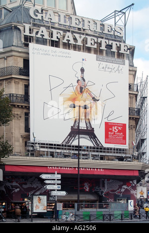 Boulevard Haussmann Fassade Kaufhaus Galeries Lafayette Fassade fördernde Werbetafel mit Eiffelturm artwork Paris Frankreich Stockfoto