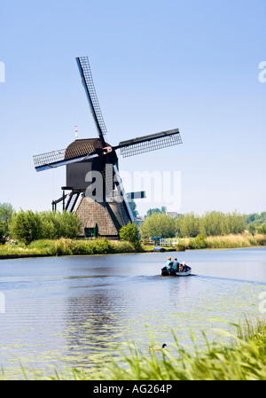 Kleines Boot geht eine Windmühle in Kinderdijk, Niederlande, Holland, Europa Stockfoto