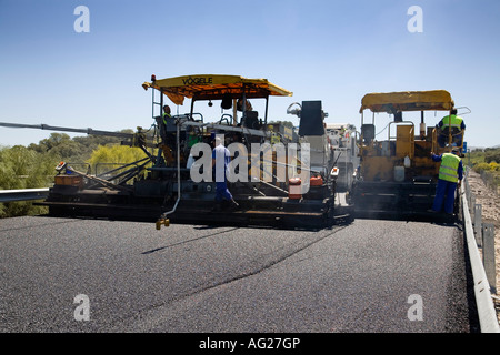 agglomerieren Sie Asphalteinbau Werke in eine Autobahn Stockfoto