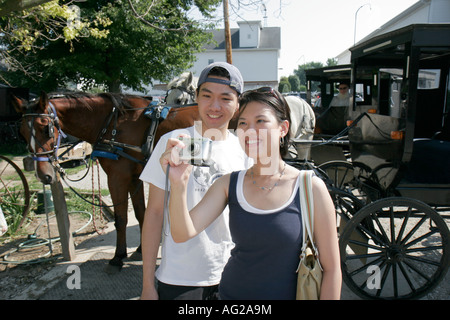 Shipshewana Indiana, asiatisches Paar, Erwachsene Erwachsene Mann Männer männlich, Frau Frauen weibliche Dame, Kamera, digital, Amish Buggy, Pferde, Besucher reisen Reisen t Stockfoto