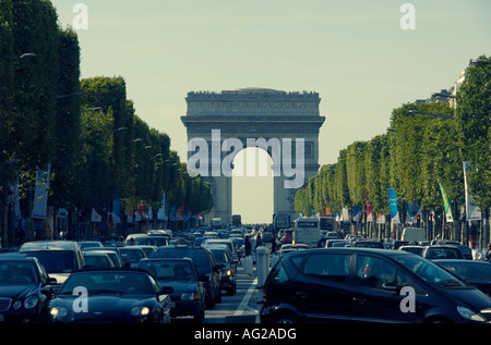 Schweres Auto Verkehr und Staus auf den Champs Elysees, Paris, Frankreich Stockfoto