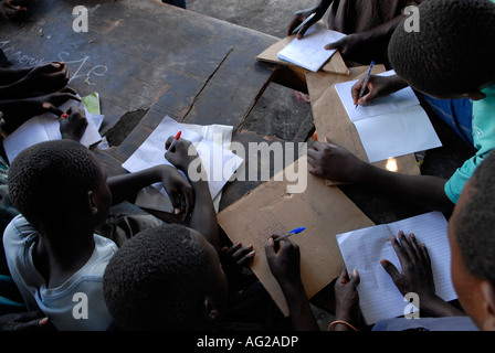 Ehemalige Kindersoldaten in Lektion in UNICEF-Center for Transit und Orientierung in Goma North Kivu Provinz Kongo DR Stockfoto