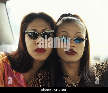 Zwei Transvestiten Freunde im Taxi auf dem Weg zur Arbeit Bangkok Thailand Stockfoto
