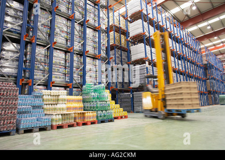 Staplerfahrer im Lager Stockfoto