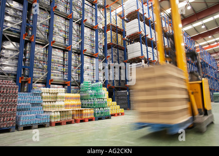 Beschleunigung Stapler im Lager Stockfoto