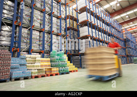 Staplerfahrer im Lager Stockfoto