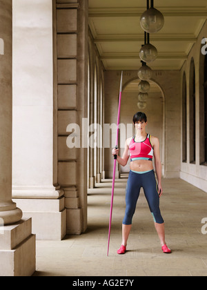 Sportlerin mit Speer, stehend im Portikus, Porträt Stockfoto