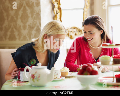 Zwei junge Frauen sitzen am Esstisch Stockfoto