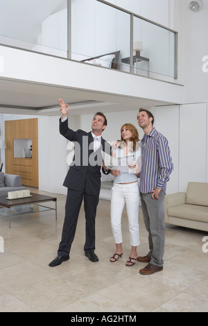 Real Estate Agent zeigt paar neue in- Stockfoto
