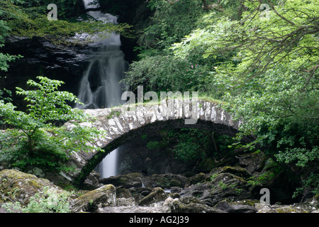 Römische Brücke und Wasserfälle bei Glen Lyon, Schottland. Stockfoto