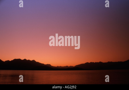 Lake Manapouri bei Sonnenuntergang mit dem Fiordland Berge Hintergrund Southland New Zealand Stockfoto