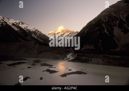 Mount Cook bei Sonnenuntergang Gletschersee Vordergrund Mount Cook Nationalpark Neuseeland Stockfoto