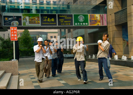 Peking CHINA, Baustellenarbeiter mit großen Glasscheiben, die im Tower of the Regent Hotel installiert werden, Arbeiter auf der Baustelle, Straßenplakate, Stockfoto