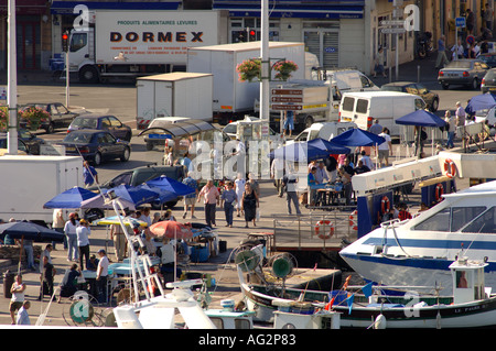 Frankreich Marseille Le Vieux Port Marktständen voll Fische morgens am Quai des Belges Fisch Stadtlebens und Touristen Stockfoto