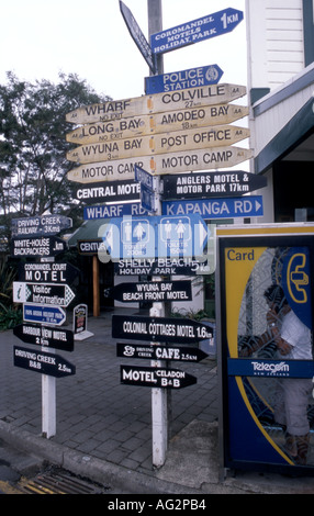 Schwer beladene Wegweiser Township Coromandel Halbinsel Coromandel-Neuseeland Stockfoto