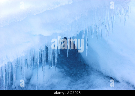 Eiszapfen im blauen Packeis arktischen Ozean nördlich von Spitzergen Svalbard Stockfoto