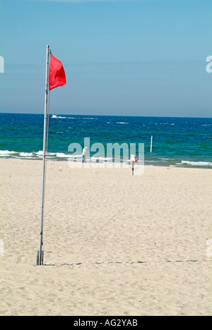 Rote Fahne am Grand Haven State Park Beach warnt Schwimmer von verschmutztem Wasser und Schwimmen ist verboten Stockfoto