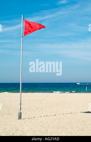 Rote Fahne am Grand Haven State Park Beach warnt Schwimmer von verschmutztem Wasser und Schwimmen ist verboten Stockfoto