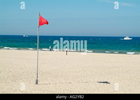 Rote Fahne am Grand Haven State Park Beach warnt Schwimmer von verschmutztem Wasser und Schwimmen ist verboten Stockfoto
