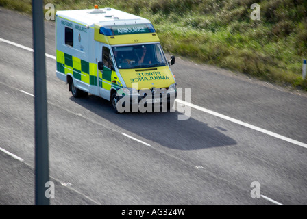 Krankenwagen auf M62 Stockfoto