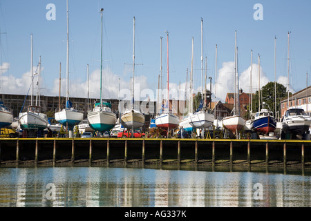 Boote, die auf dem Kai in Gosport gelegt Stockfoto