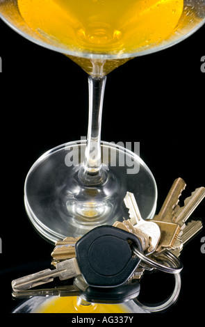 Konzept-Foto ein Martini-Glas und Auto Schlüssel Stockfoto