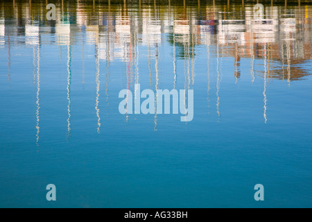 Reflexionen der Boote gelegt, auf dem Kai in Gosport Stockfoto