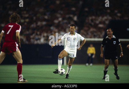 Beckenbauer, Franz * 11.9.1945, deutscher Sportler (Fußball / Fußball), volle Länge, Spiel, Cosmos New York gegen den Hamburger SV, New York, 1980, Stockfoto