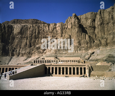 Reise/Geographie, Ägypten, Theben, Gebäude, Deir el Bahri, Leichentempel der Königin Hatschepsut, Außenansicht, Blick von der unteren Terrasse aus Richtung Osten, erbaut von Senemut, ca. 1490 - 1468 v. Chr., historisch, historisch, Afrika, Architektur, alte Welt, Neues Königreich, 18. Dynastie, Djeser Djeseru, 15. Jahrhundert v. Chr., UNESCO-Weltkulturerbe, Menschen, Weltkulturerbe Alte Welt, Stockfoto