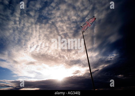 zerrissene Union Jack Flag Banner vor dramatischen Abendhimmel - Makrele Himmel Wolken Stockfoto
