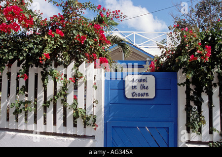 Tor zu einer privaten Residenz in Harbour Island Bahamas Stockfoto