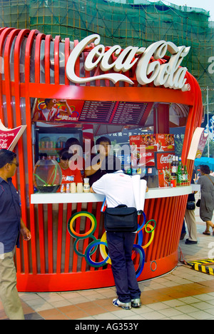 Beijing CHINA, Street Food Vendor, Exterior Soft Drink Kiosk, mit Logo des Sponsors von Olympics Games Coca Cola Sign, internationale Werbung Stockfoto