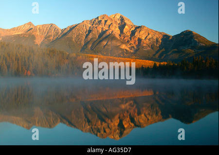 Pyramid Mountain reflektiert in Patricia Lake während einer nebligen Herbst Sonnenaufgang Jasper Nationalpark Alberta Kanada Stockfoto