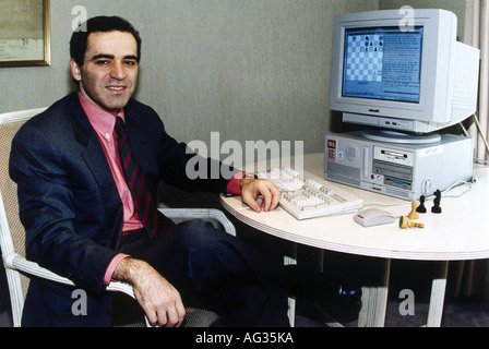 Kasparow, Garry Kimovich, * 13.4.1963, russischer Schachspieler, mit Computer, 1995, Stockfoto