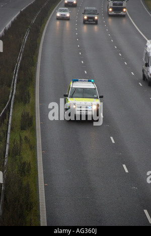 Ambulanz in der Abenddämmerung auf der M62-Huddersfield Stockfoto