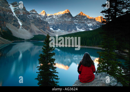 Besucher anzeigt, Moraine Lake und das Tal der zehn Gipfel Banff Nationalpark Alberta Kanada Stockfoto