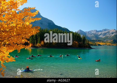 Kajakfahrer am Barrier Lake Bow Valley Provincial Park Kananaskis Country entlang Highway 40 Alberta Kanada Stockfoto