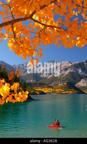 Kajakfahrer am Stausee im Herbst Bow Valley Provincial Park Kananaskis Country entlang Highway 40 Alberta Kanada Stockfoto