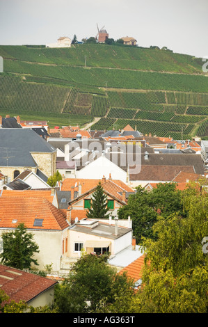 Dächer des Dorfes Verzy mit der Moulin de Verzenay, umgeben von Weinbergen, Champagner Frankreich Stockfoto