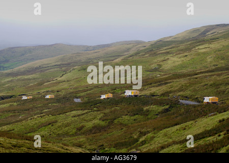 LKW mit Kalk Line-up auf einer abgelegenen Bergstraße bis zum Gipfel des Plynlimon nahe Eisteddfa Gurig, Ceredigion, Mid Wales Stockfoto