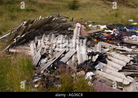 Fliegen Sie Kipp Müll einschließlich Asbestplatten gedumpten auf der Seite einer Landstraße in South Wales UK Stockfoto