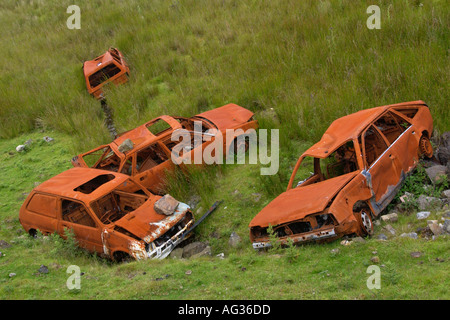 Gestohlene rostigen Autos ausgebrannt und warfen auf Land in UK Stockfoto