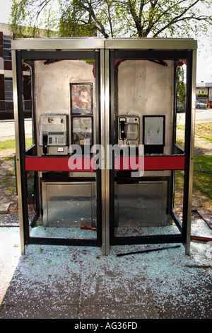 Urban Decay uk verwüstet BT Telefon Kasten mit Glas zerschlagen in Newport South Wales UK Stockfoto