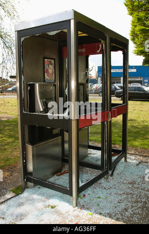 Urban Decay uk verwüstet BT Telefon Kasten mit Glas zerschlagen in Newport South Wales UK Stockfoto