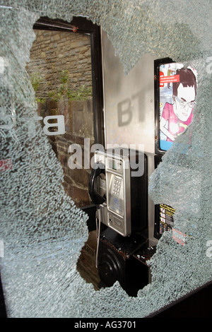 Urban Decay uk verwüstet BT Telefon Kasten mit Glas zerschlagen in Newport South Wales UK Stockfoto