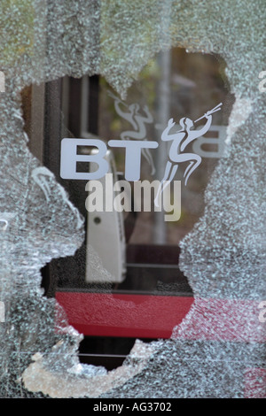 Urban Decay uk verwüstet BT Telefon Kasten mit Glas zerschlagen in Newport South Wales UK Stockfoto